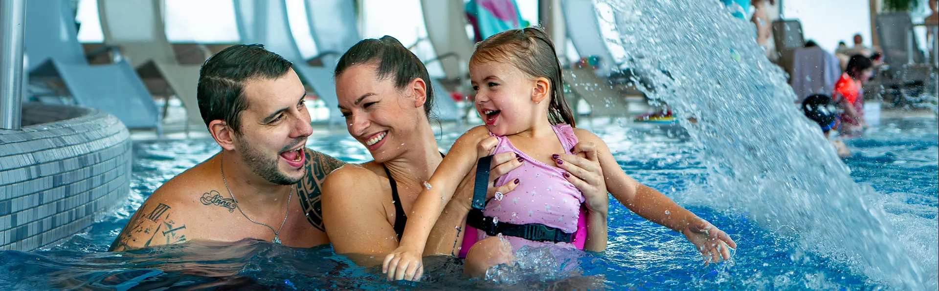 Familie hat Spaß im Wasser