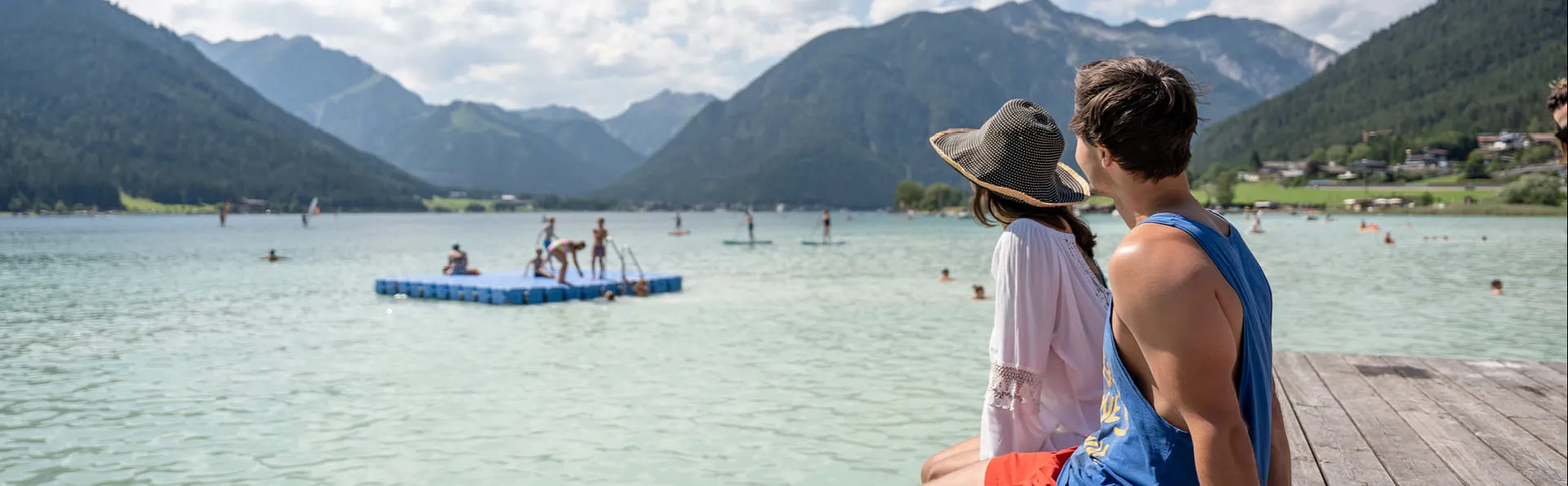 Päärchen blickt über Achensee im Sommer