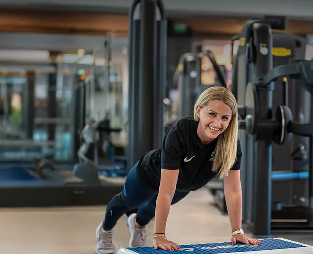 Junge Frau beim Trainieren