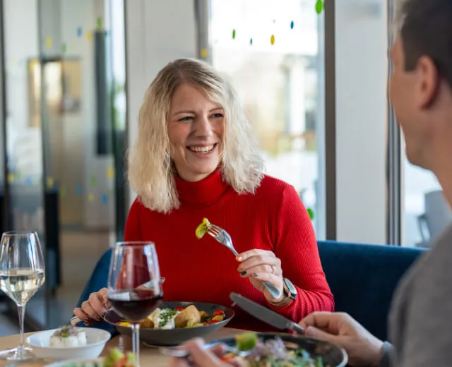 Pärchen genießt Essen und Getränke auf Sonnenterasse