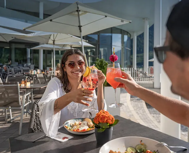 Pärchen genießt Essen und Getränke auf Sonnenterasse