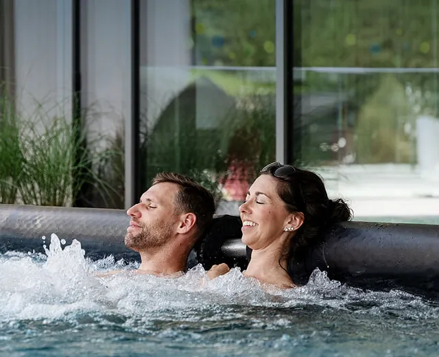 Pärchen entspannt im Pool