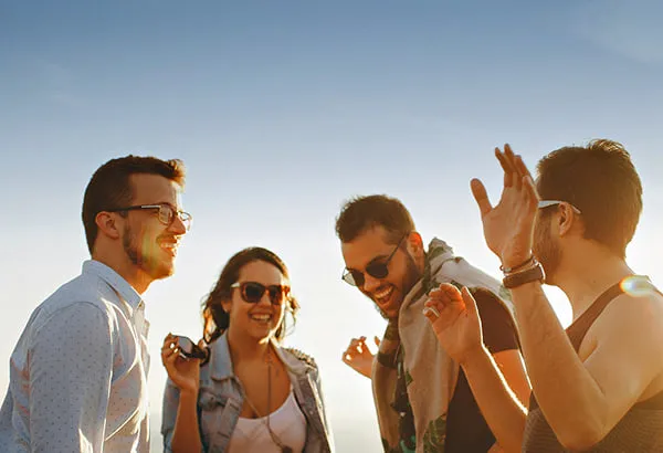 Gruppe beim Sonnenuntergang im See-BAD