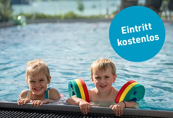 Kinder mit Schwimmhilfe im Außenpool