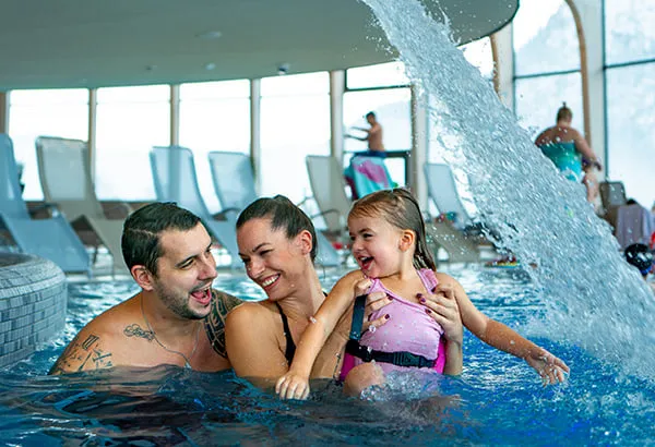 Junge Familie im Panorama-BAD