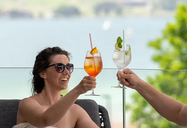 Paar genießt Sommerdrinks auf der Terrasse