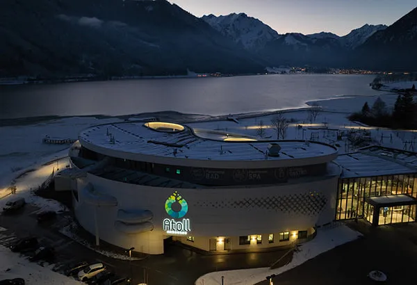 Das beleuchtete Gebäude im Abendlicht