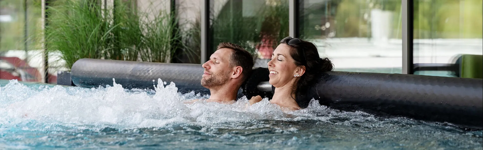 Paar im Außenpool