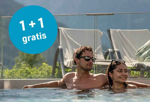 Sommerliches Paar im Außenpool