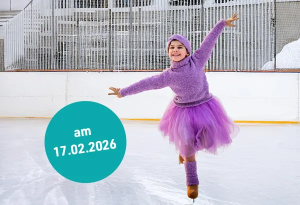 Verkleidetes Mädchen beim Eislauf