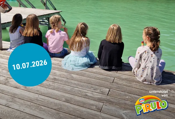 Kinder beim Eisessen am See