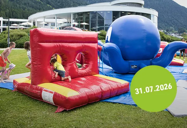 Kinder auf der Hüpfburg