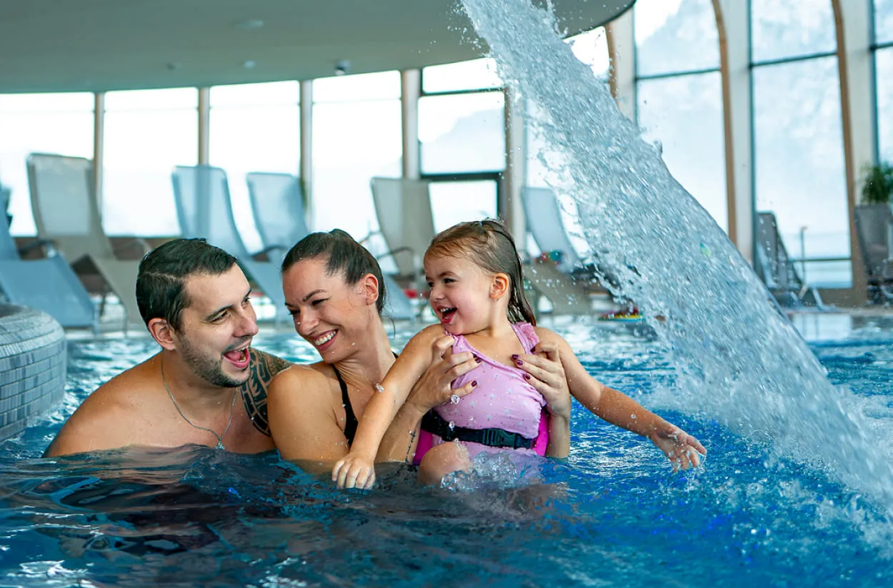 Familie beim Schwimmen