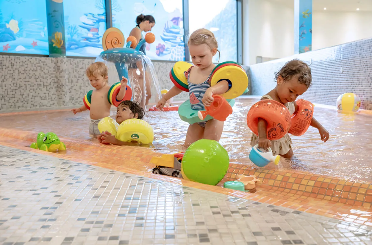 Kinder beim Wasserspiel