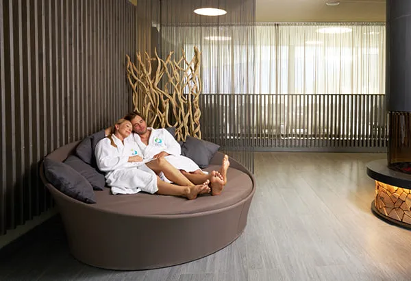 Päärchen im Kaminzimmer