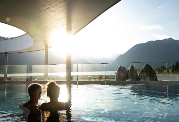 Päärchen im Aussenpool mit Blick auf die Berge