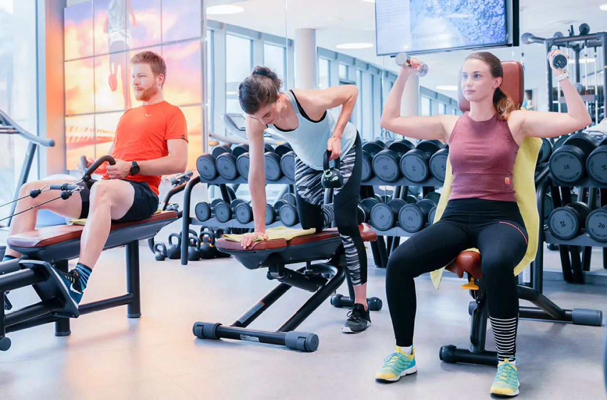 Junge Trainierende im Lakeside-GYM