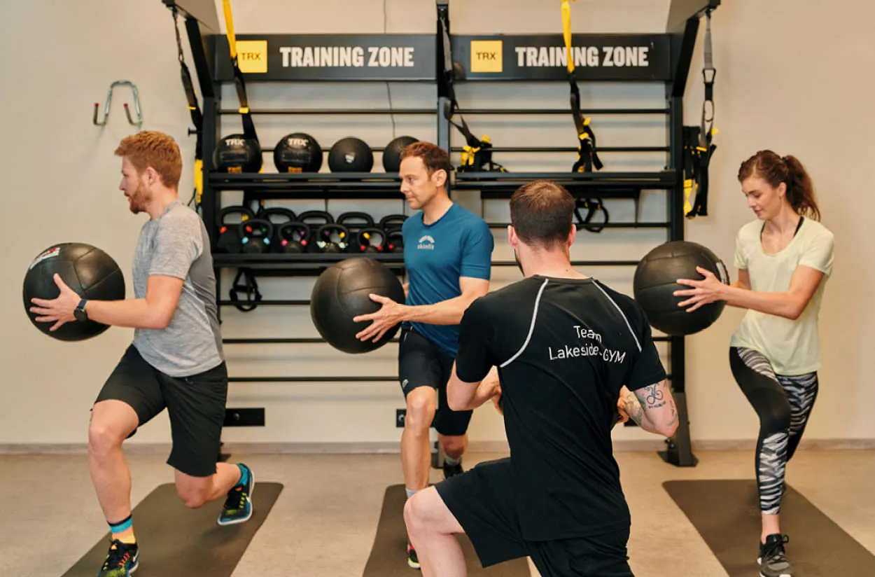 Trainer mit Gruppe im Lakeside-GYM