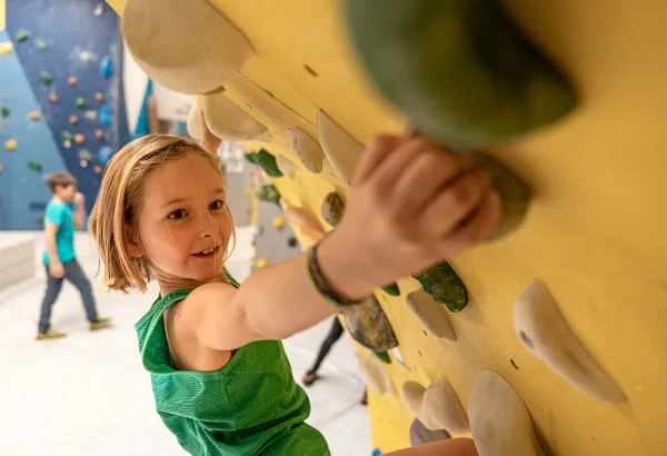 Kinder in der BOULDER-Halle