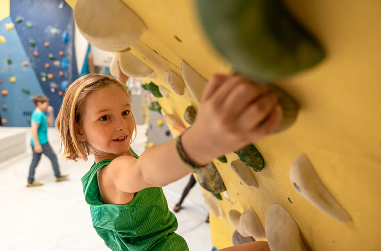 Junges Mädchen beim Bouldern im Atoll