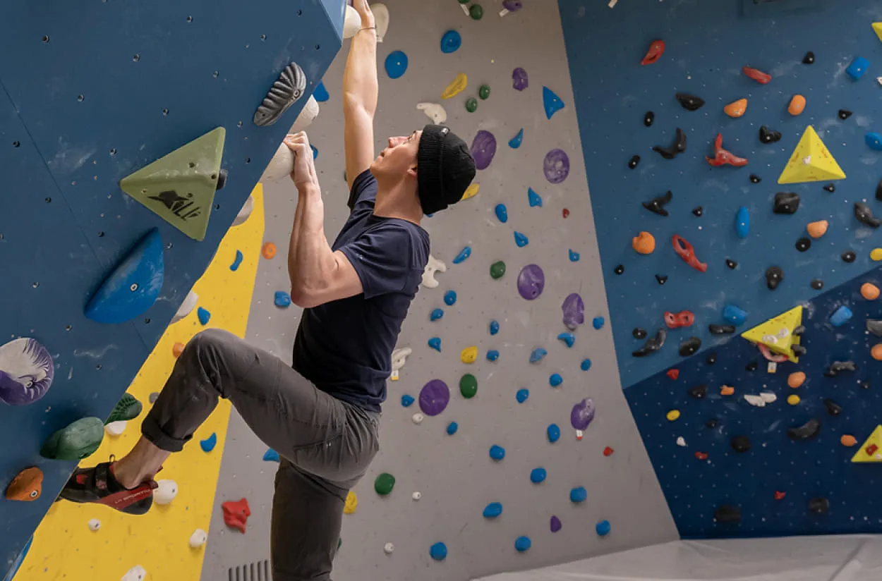 Kletterer beim Bouldern im Atoll