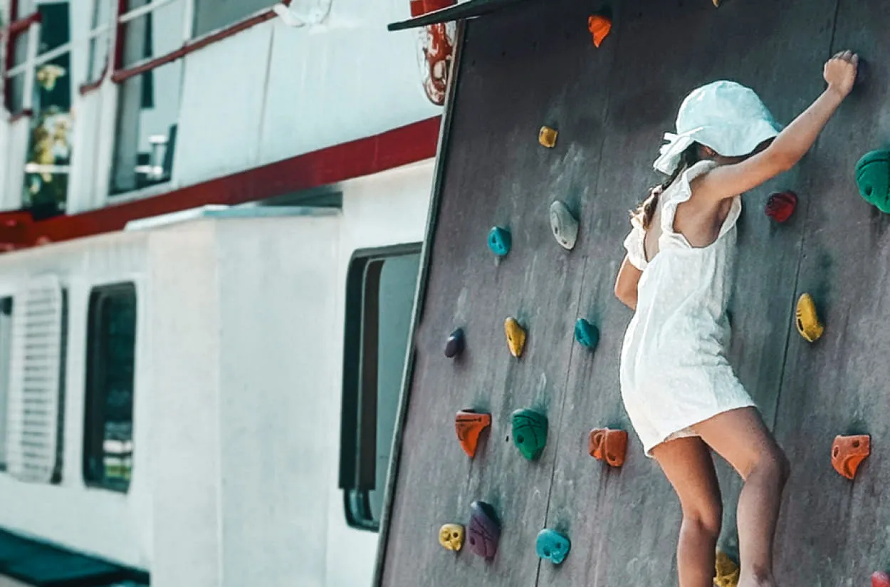 Kind beim Klettern