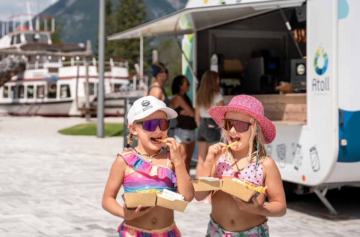 Sommerliche Kinder beim Pommesessen