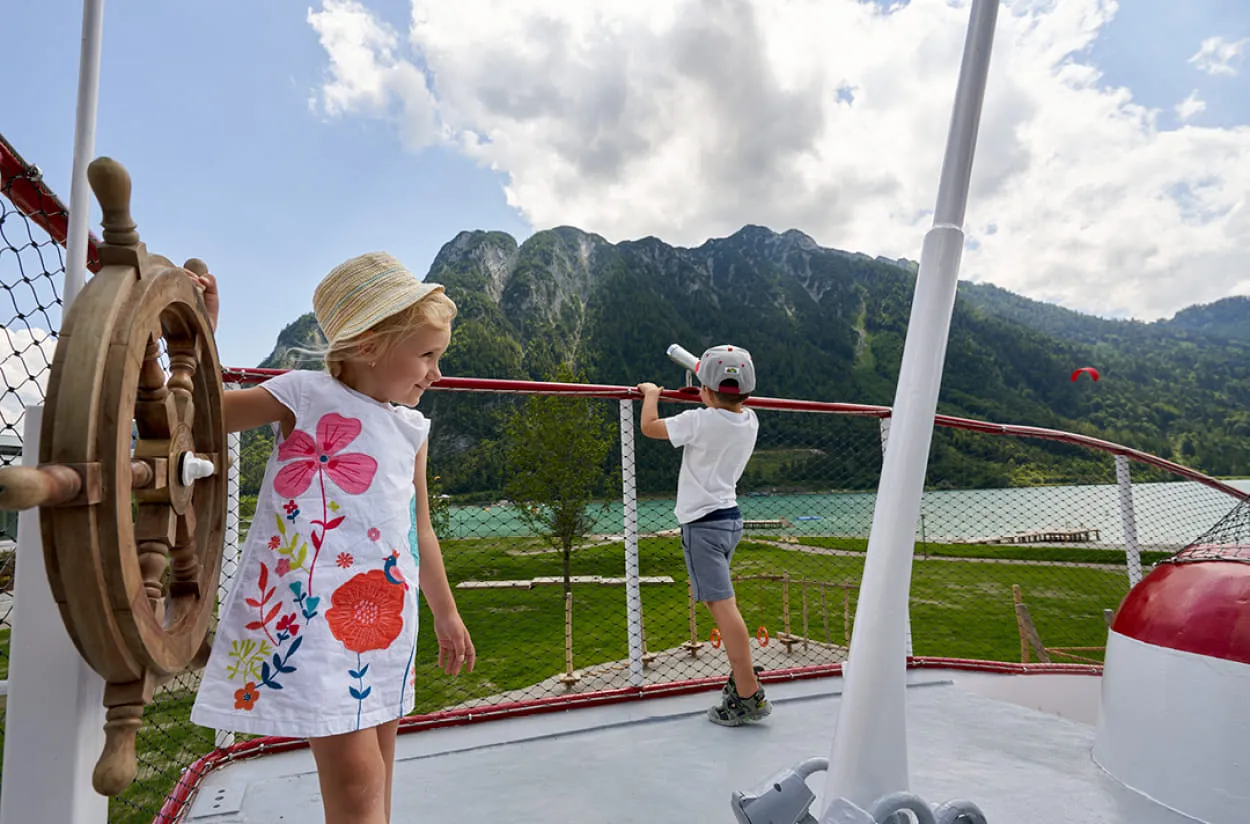 Kinder auf Spieleschiff St. Benedikt
