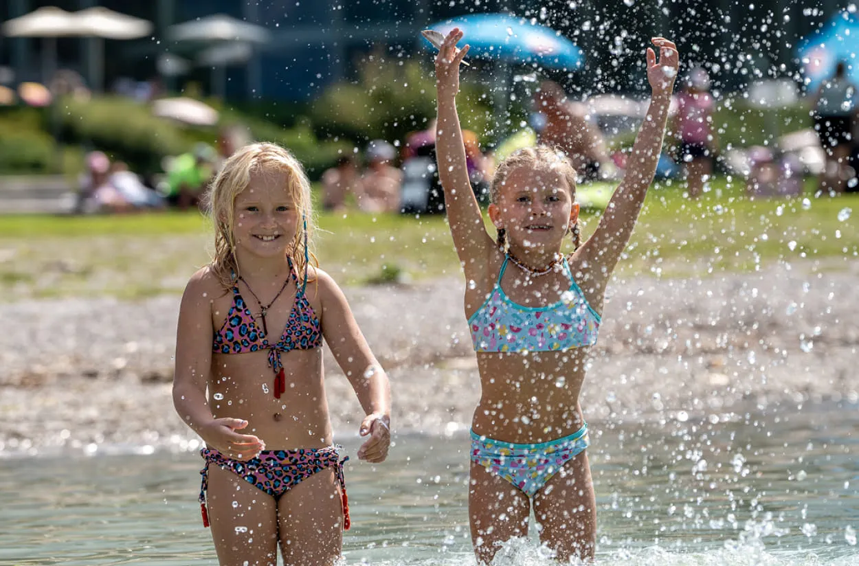 Kinder beim Wasserspritzen im Achensee