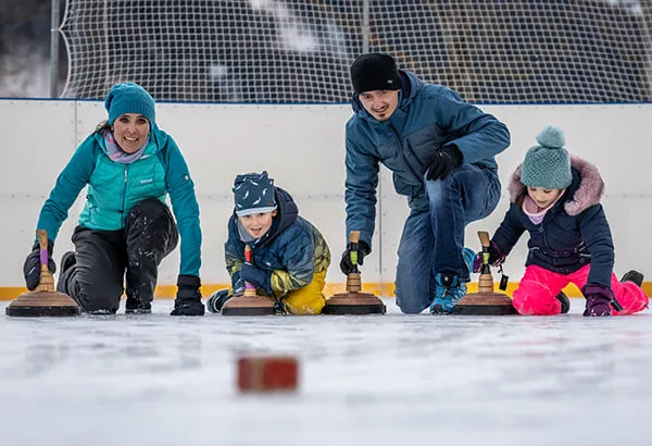 Familie beim Eisstockschießen