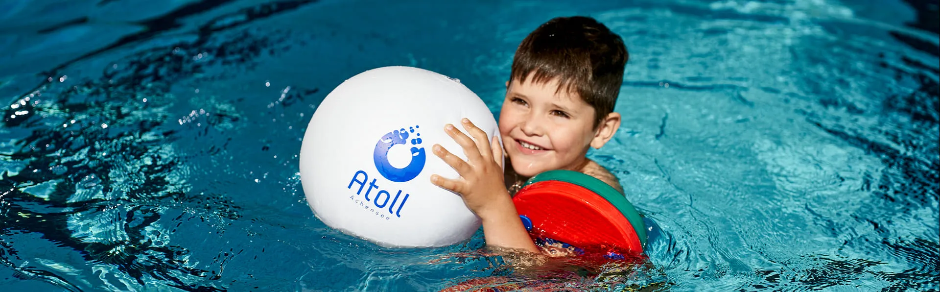 Kind mit Wasserball im Atoll